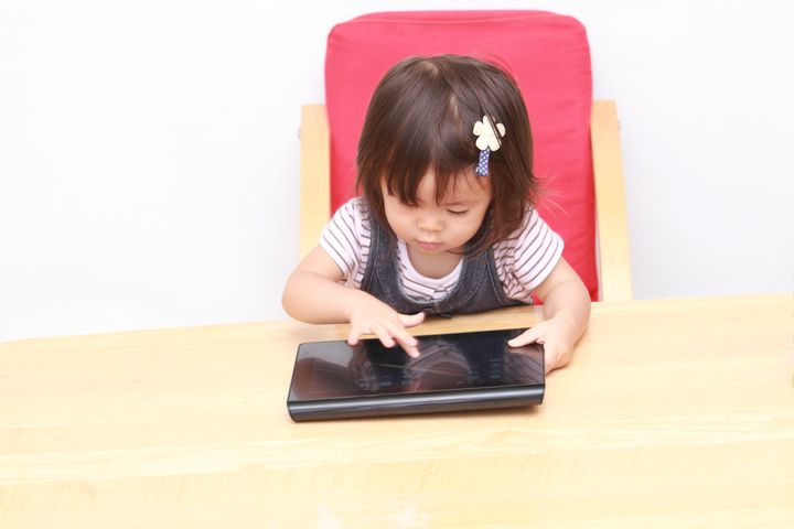 女の子がiPadを使用する様子 イメージ写真