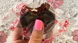 Manger un aliment et son emballage, le nouveau défi dangereux des