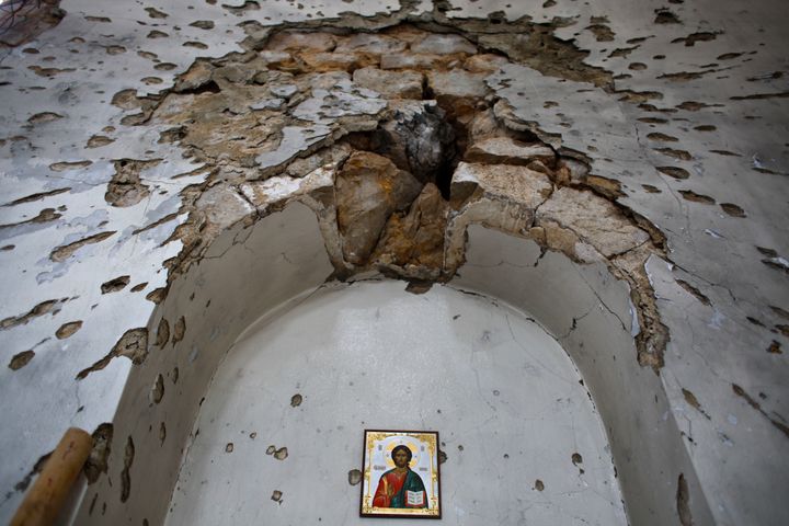 Εκκλησία στη Συρία - Η εικόνα το Χριστού και τρύπες από σφαίρες.