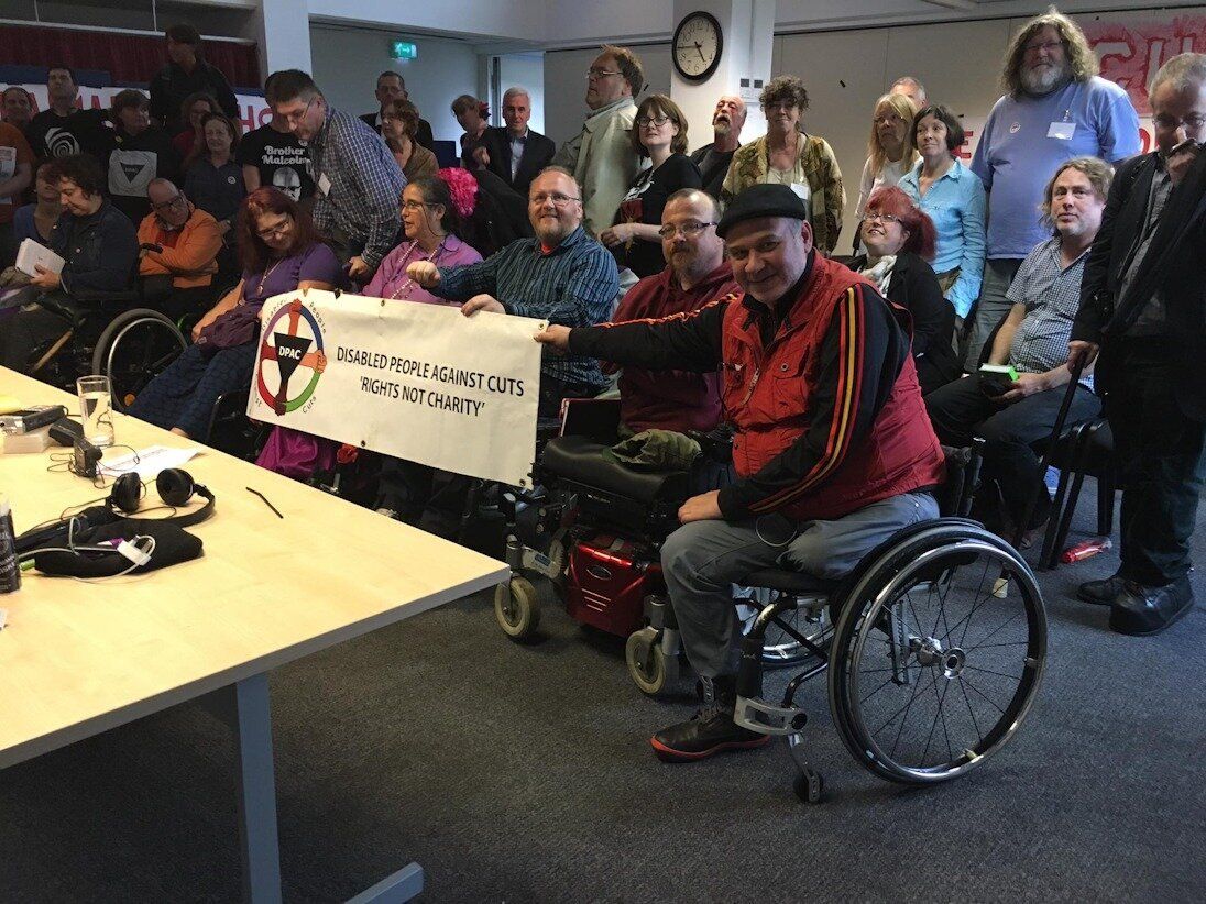 Σε ακτιβιστική δράση στο Λονδίνο ενάντια στις περικοπές, μαζί με τους Disabled People Against Cuts (DPAC).