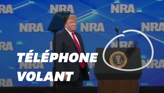 Un homme lance un portable vers Trump pendant son discours devant la