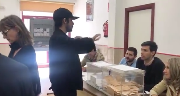 Críticas a este joven por ir a la urna a romper su