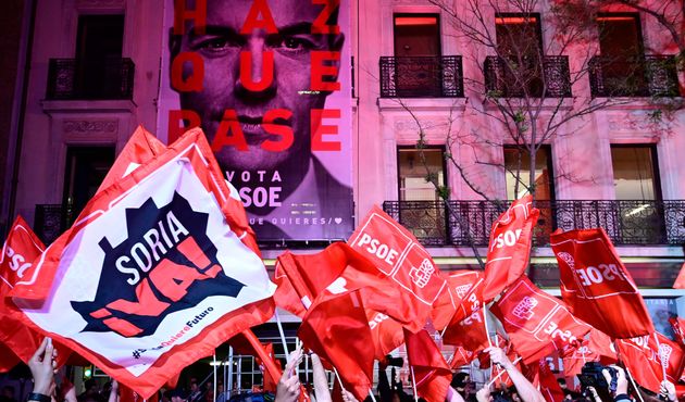 Les partisans du parti socialiste de Pedro Sanchez rÃ©unis devant le siÃ¨ge du PSOE Ã ...