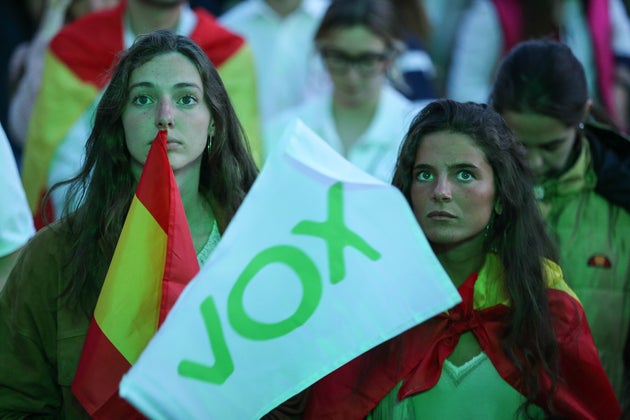 Una bandera franquista en la 'fiesta' de Vox: la imagen ...