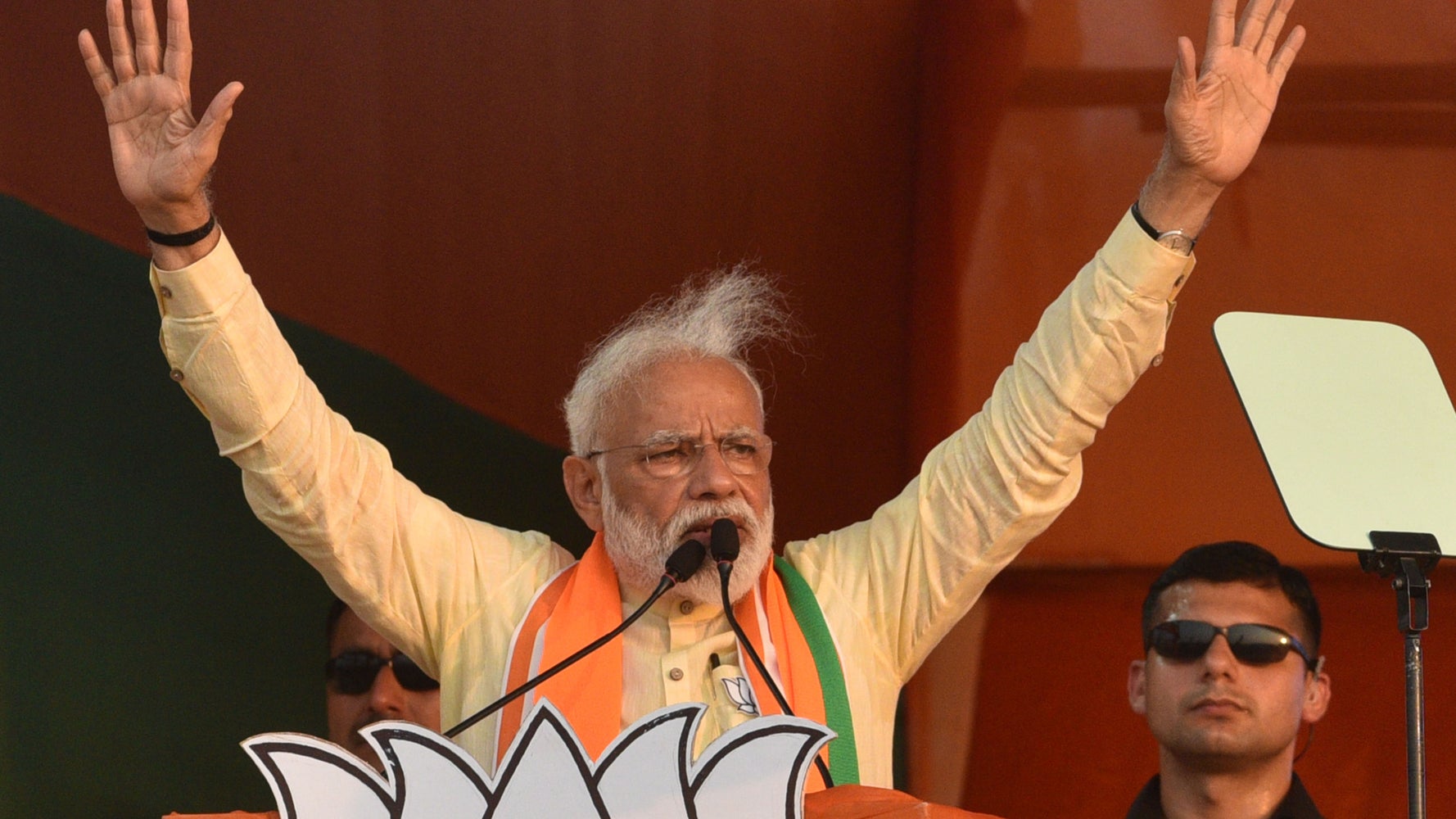 Didi 40 Of Your Mlas Are In Touch With Me Narendra Modi To Mamata