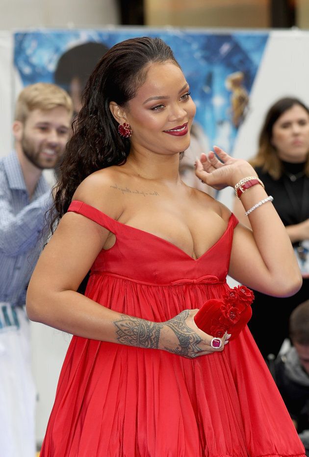 Rihanna Si Presenta Su Un Red Carpet A Londra Con Un Vestito Che Esalta Le Sue Nuove Forme L Huffpost