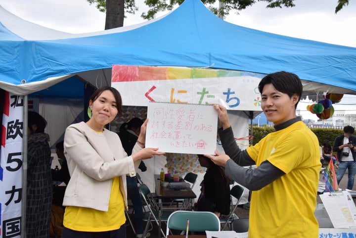 東京・国立市に務める甲斐さん（左）と高橋さん（右）が書いてくれたのは「同性愛者に対する差別のある社会を置いていきたい」というメッセージ。国立市にはアウティングを禁止する「女性と男性及び多様な性の平等参画を推進する条例」があり、これからパートナーシップ制度についても研究していくそうです。