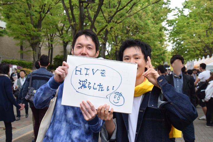 入倉さん（左）と三浦さんはパートナー同士で、ともにHIVの啓蒙活動をしています。「令和には、HIVを減らしていきたいです！」