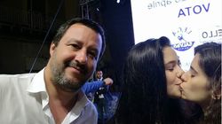 Matteo Salvini photobombé par deux étudiantes qui