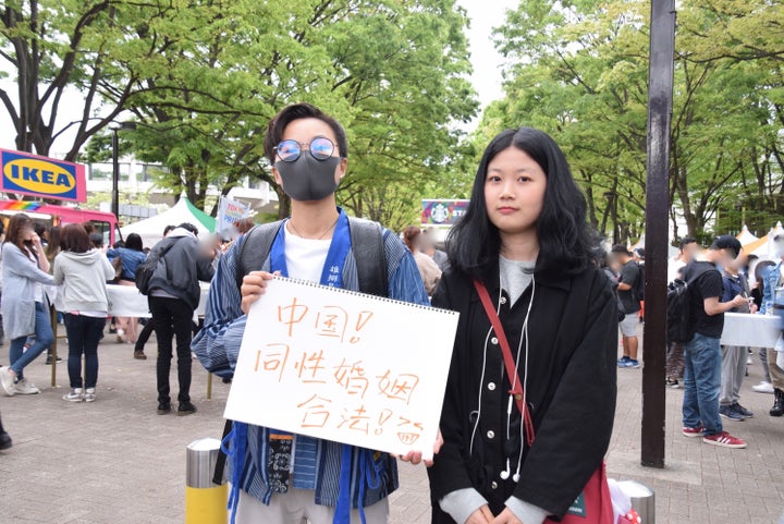 日本語学校で学ぶ、中国出身のヨウ イチさん（左）とカ ヨウさん。新時代への願いを「中国でも同性婚が合法化されますように！」と書いてくれました。