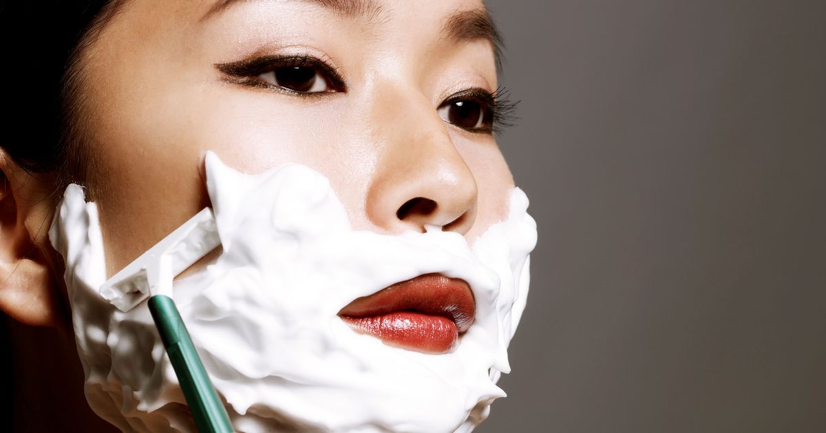 Shaving woman. Женщина бреет лицо. Бритье лица девушки. Бритье лица у женщин в Японии. Фотосессия гладкое бритье лица.