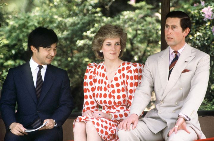 来日した英国のチャールズ皇太子、故ダイアナ妃（当時）と修学院離宮で歓談される浩宮さま＝1986年5月、京都市