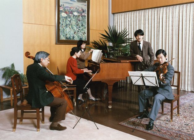 ご一家で合奏を楽しまれる浩宮さま（右）＝1987年11月、東京都港区の東宮御所（宮内庁提供）