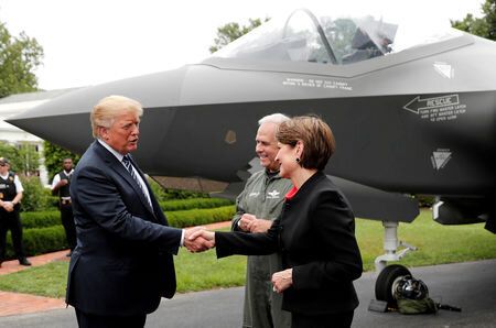  Ο Ντόναλντ Τραμπ με την διευθύνουσα σύμβουλο της Lockheed Martin μπροστά σε ένα μαχητικό αεροσκάφος F-35 στις 23 Ιουλίου 2018