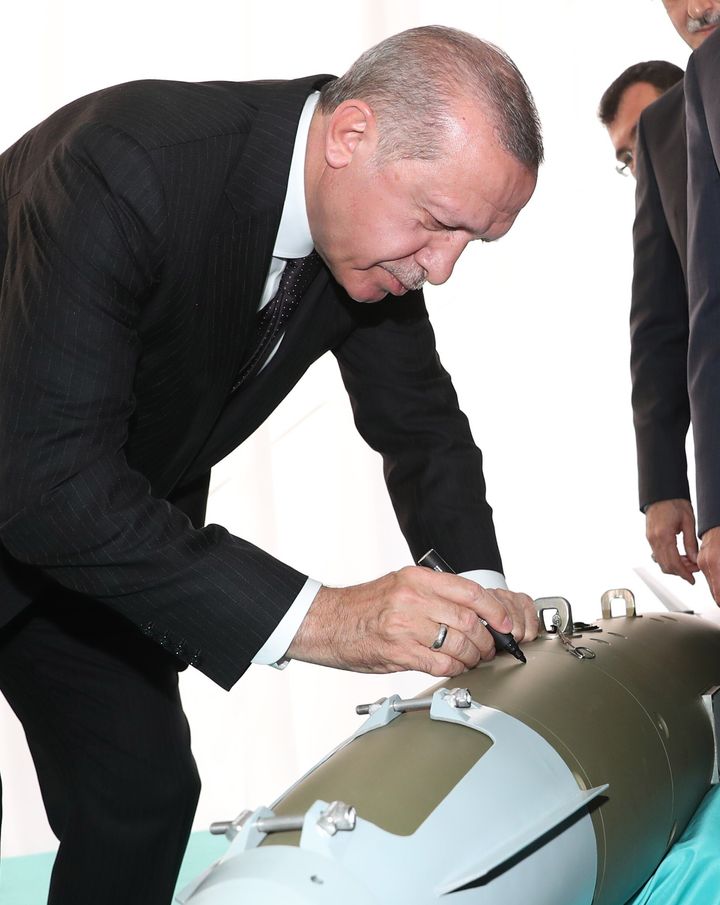 Ο Ερντογάν βάζει «αυτόγραφο» πάνω σε τμήμα οπλισμού αεροσκάφους F-35 που παράγεται στην Τουρκία.