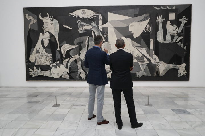 Felipe VI y Barack Obama observando el 'Guernica' en el Museo Reina Sofía.