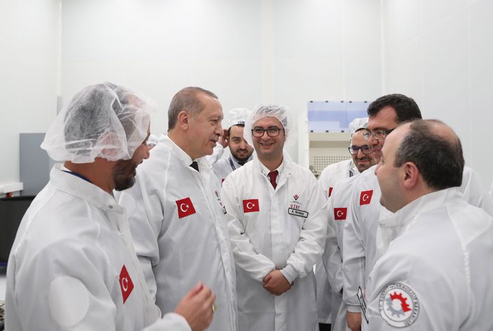 Ο Ερντογάν σε συνάντηση με μηχανικούς, στα εργαστήρια όπου κατασκευάζονται εξαρτήματα για την παραγωγή τμημάτων του οπλισμού για αεροσκάφη F-35 στην Τουρκία.