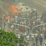 Au Venezuela, un blindé du gouvernement roule sur des