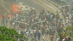 Au Venezuela, un blindé du gouvernement roule sur des