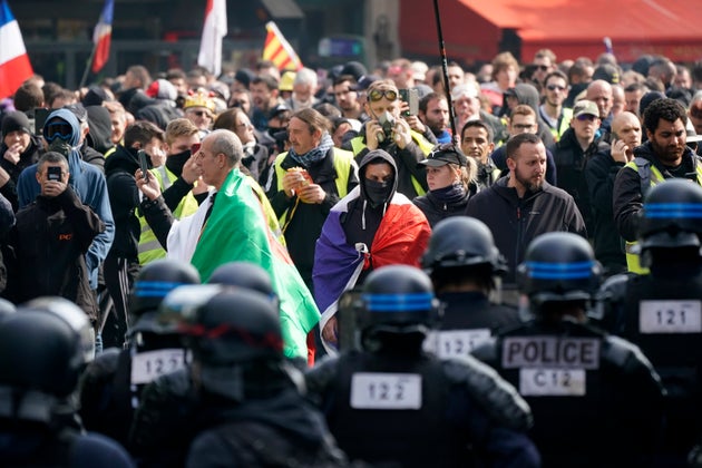 C'est sous trÃ¨s haute surveillance policiÃ¨re que des manifestants Ã  commencÃ©...