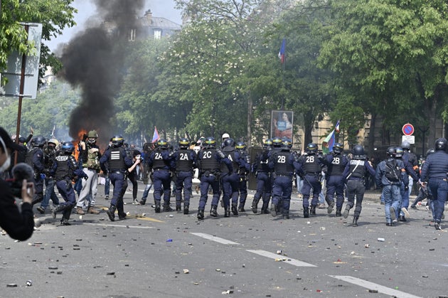 Des CRS face aux manifestants à Paris le 1er mai