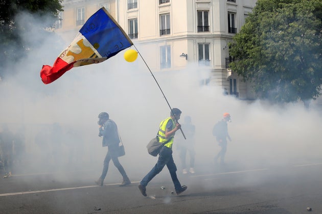 Un gilet jaune manifestant à Paris le 1er janvier