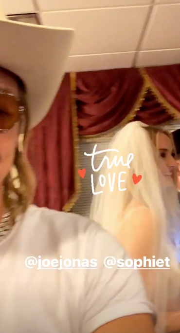 Takas Mini Sophie Turner Marries Joe Jonas In Las Vegas Wedding Ceremony Huffpost