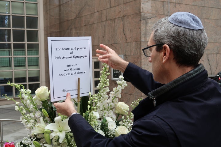 A Jewish man places a message in front of a New York mosque in a show of solidarity on March 15, 2019, after terrorist attacks on two New Zealand mosques.