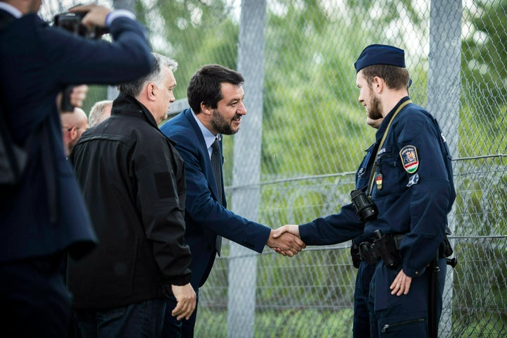 Κατά την ξενάγηση του Σαλβίνι στους φράχτες από συρματόπλεγμα που έχει υψώσει ο Ορμπάν στα Ουγγρικά σύνορα. 