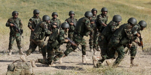 Kurdish soldiers take part in a drill during a visit by Canada's Prime Minister Stephen Harper (not pictured) at an advise and assist mission site about 40km west of Erbil May 2, 2015. REUTERS/Chris Wattie