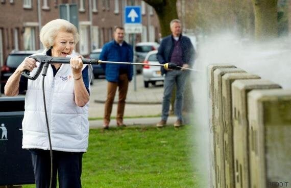 La princesse Beatrix des Pays-Bas, nettoyeuse à haute pression à la main, vaut le détour(nement)