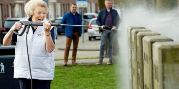 La princesse Beatrix des Pays-Bas, nettoyeuse à haute pression à la main, vaut le détour(nement)