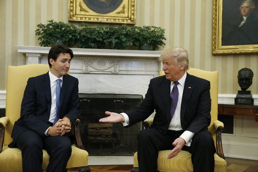 La poignée de main de Trump est désormais célèbre! Qu'en pense Trudeau?