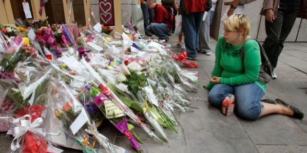 A student sits at a memorial for victims of the Dawson College shooting outside the downtown school in Montreal September 15, 2006. One student was killed and 19 others were injured on September 13 when a gunman dressed in a black trenchcoat opened fire at the school. REUTERS/Shaun Best (CANADA)