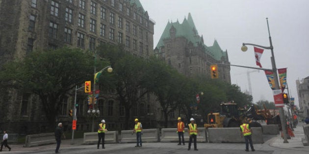 Des murets de béton ont été installés devant le parlement par mesure de sécurité.