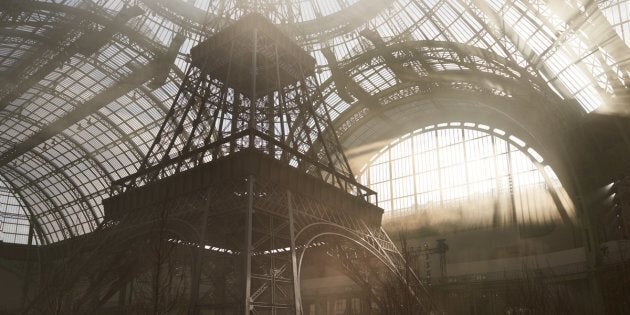 La tour Eiffel a été reconstruite dans le Grand Palais, un décor monumental.