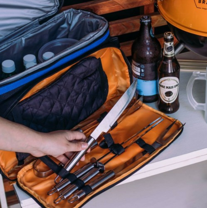 Esta bolsa térmica com kit para churrasco custa <a href="http://harasstore.com.br/loja/index.php?route=product/product&product_id=3095" target="_blank" rel="noopener noreferrer">em torno de R$ 189,90</a>.