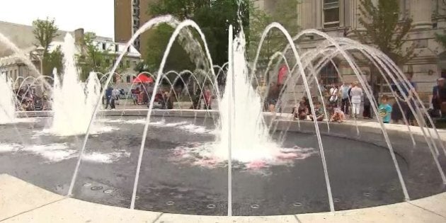 La place Vauquelin rénovée, à côté de l'hôtel de ville, à Montréal