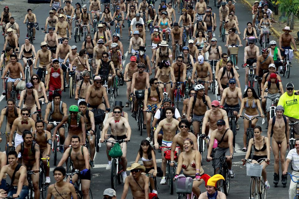 Manifestation internationale cyclo-nudiste au Mexique