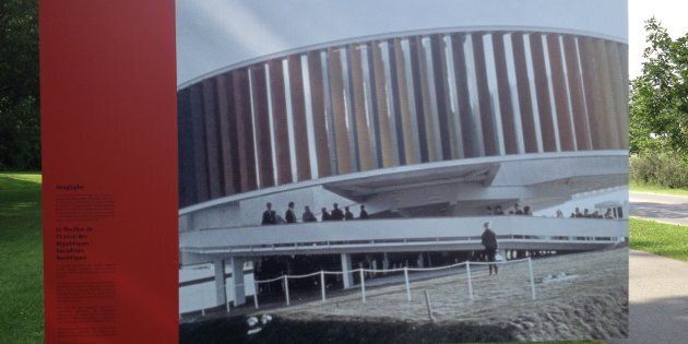 Cette photo du Kaléidoscope d'Expo 67 est présentée comme le pavillon de l'URSS dans l'oeuvre présentée au parc Jean-Drapeau par l'entreprise Artpublix.