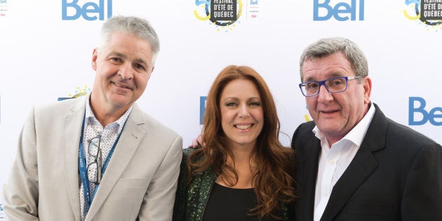 Isabelle Boulay entourée de Régis Labeaume, le maire de Québec, et de Daniel Gélinas, directeur général du Festival d'été de Québec. (ROGER PHOTO)