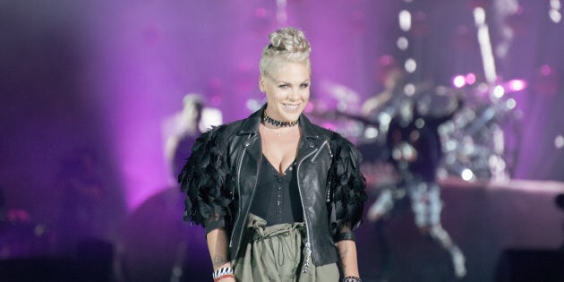 Numéro aérien, pyrotechnie, chorégraphies... P!nk n’a pas ménagé d’efforts pour sa performance sur les Plaines, le 8 juillet 2017. (ROGER PHOTO)