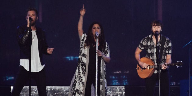 Les membres du groupe ont donné la bougeotte à tous les festivaliers, lundi soir. (ROGER PHOTO)