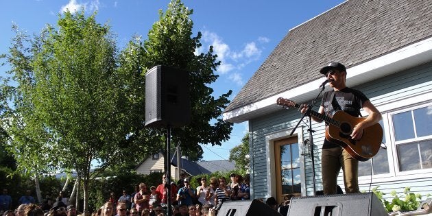 Vincent Vallières qui a livré un spectacle surprise dans la cour arrière d'une résidente de Baie-St-Paul.