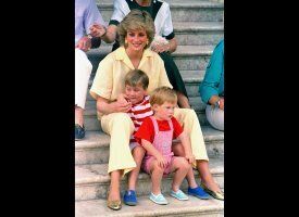 En août 1987 avec Diana et William au palais royal