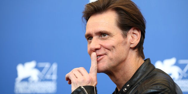 À 19 ans, gonflé à bloc, le jeune homme part pour la Cité des anges avec mille piasses en poches où il deviendra Jim Carrey, l'un des plus célèbres comiques au monde.