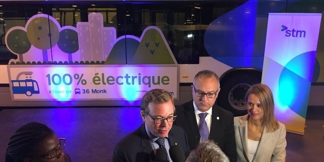 Philippe Schnobb donne une entrevue pour parler de l'achat des 40 autobus électriques.