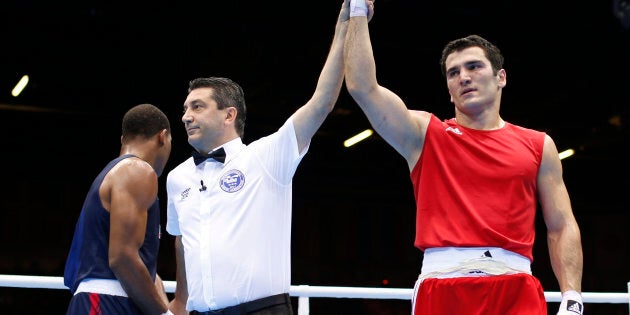 De 2010 à 2012, Artur Beterbiev a participé à la World Series of Boxing, une ligue professionnelle de la Fédération internationale de boxe amateur.