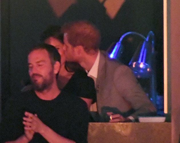 Toronto le 30 septembre 2017 - Le prince Harry embrasse sur la joue sa petite amie Meghan Clarke