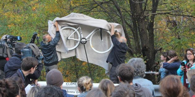 Un vélo blanc a été placé à l'endroit où Clément Ouimet est décédé.